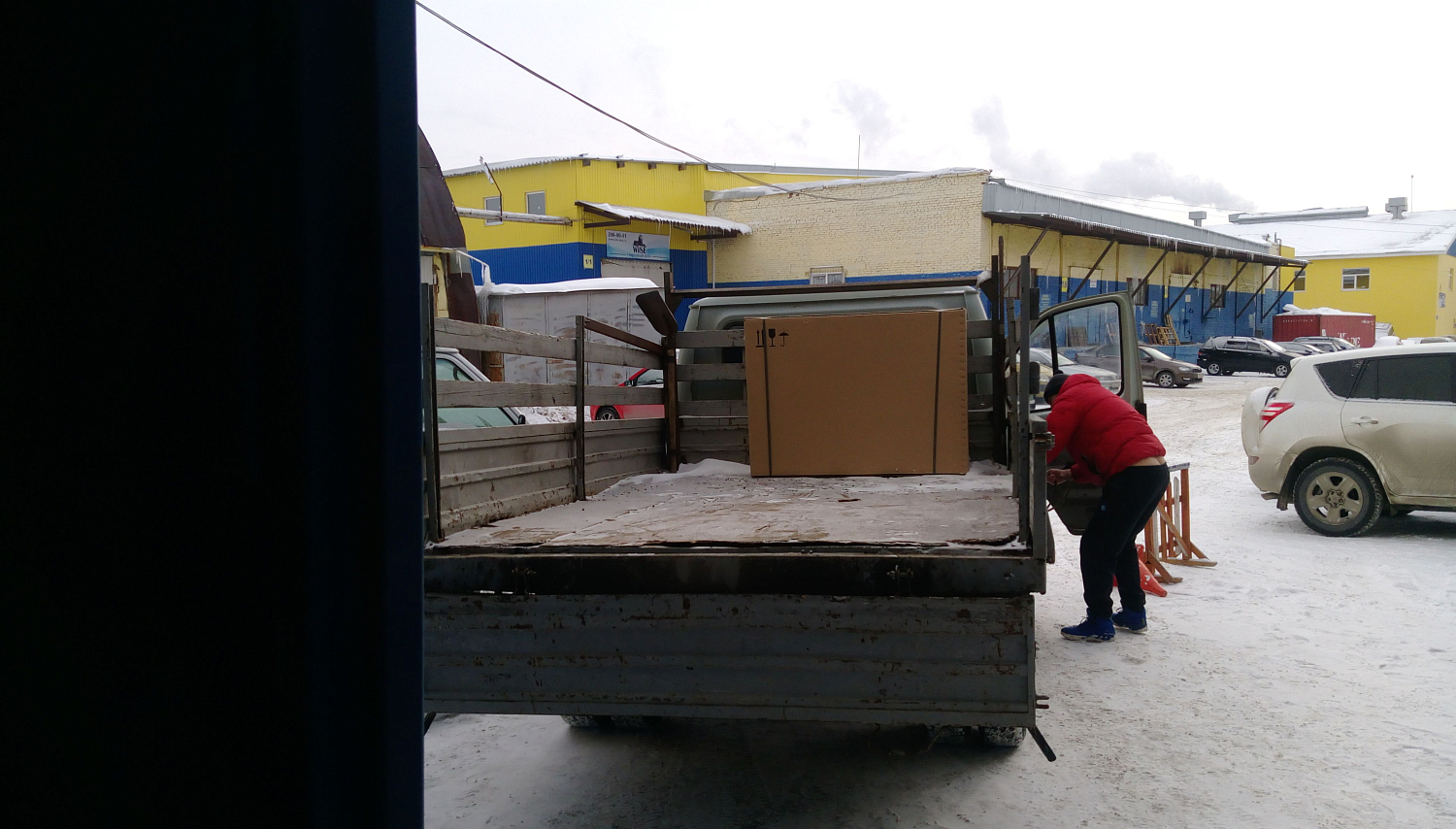 Отгрузили поршневой компрессор в шиномонтаж в Екатеринбурге