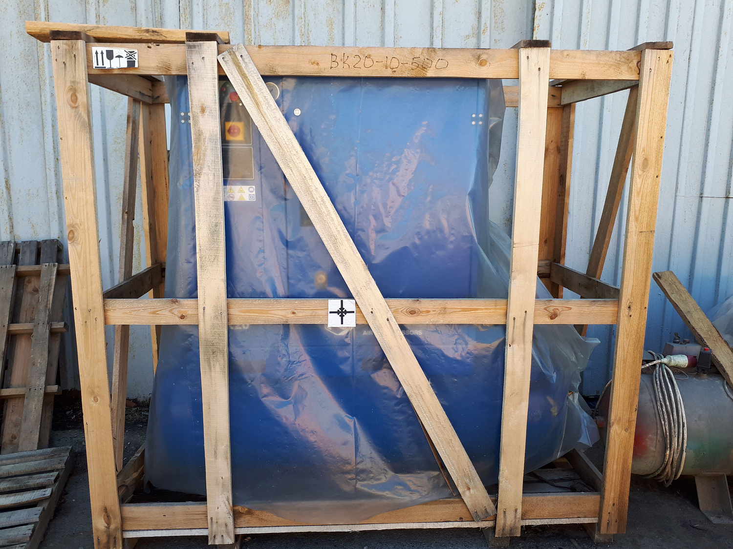 Отгрузка винтового компрессора в цех по производству мебели