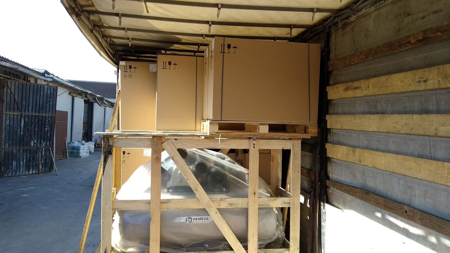 Разгрузка фуры в Ростове-на-Дону